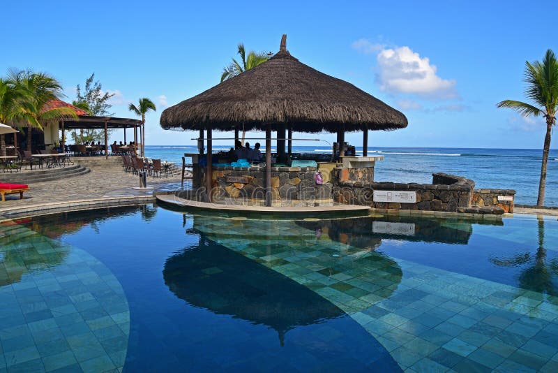 Gazebobar naast een pool bij tropisch strand van een hoteltoevlucht