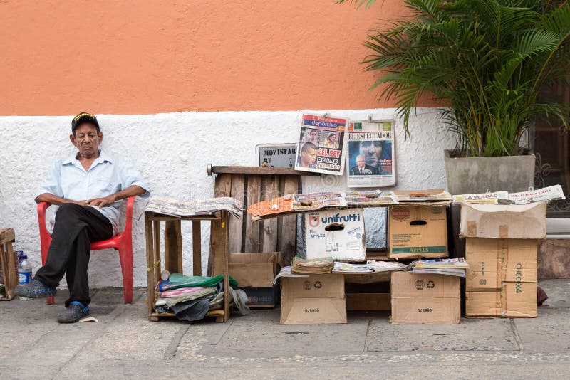 Gazeta lokalna sprzedawca przy ulicą Cartagena, Kolumbia zdjęcia stock Gazeta lokalna sprzedawca przy ulicą Cartagena, Kolumbia zdjęcia stock