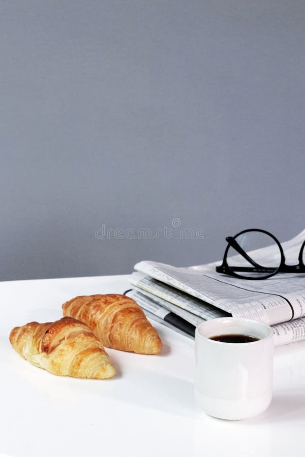 Gazetowi przerwy tła croissants biznesowi z kawą i szkłami obrazy royalty free Gazetowi przerwy tła croissants biznesowi z kawą i szkłami obrazy royalty free
