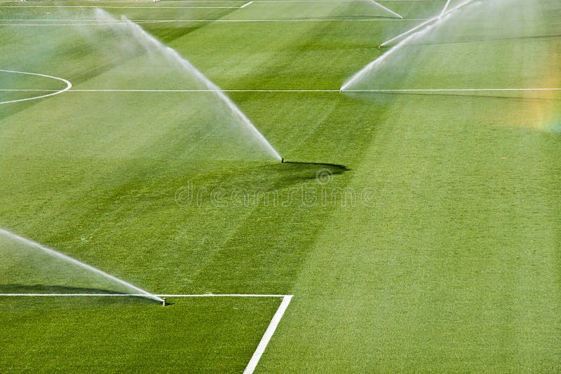 Gazon D'irrigation Terrain De Football De Arrosage D'arroseuse Photo