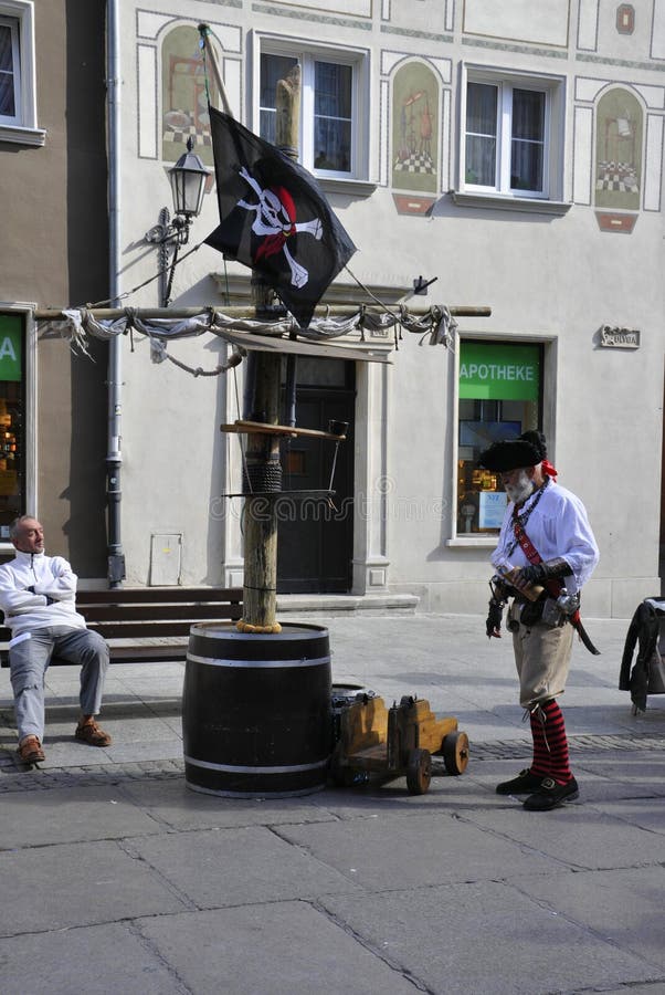 Gdansk, Polônia 25 de agosto: Artista da rua do centro em Gdansk do Polônia imagens de stock Gdansk, Polônia 25 de agosto: Artista da rua do centro em Gdansk do Polônia imagens de stock