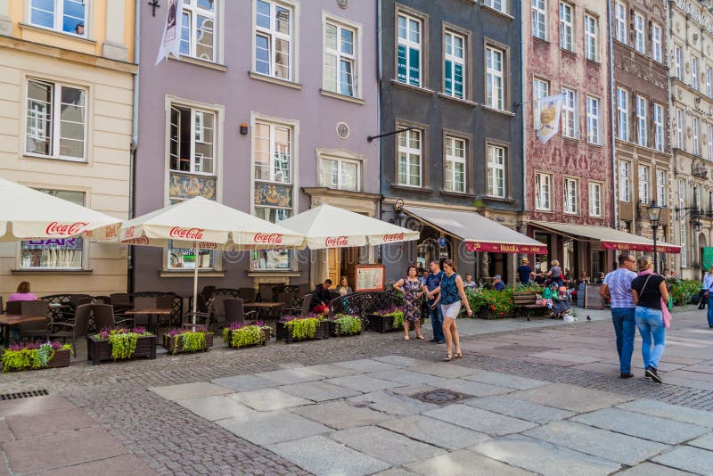 GDANSK, POLAND - SEPTEMBER 2, 2016: People walk along historic houses at Dlugi Targ square in Gdansk, Pola stock photography GDANSK, POLAND - SEPTEMBER 2, 2016: People walk along historic houses at Dlugi Targ square in Gdansk, Pola stock photography