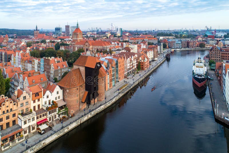 Gdansk, Polen Alte Stadt und Motlawa-Fluss Schattenbild des kauernden Geschäftsmannes stockfoto Gdansk, Polen Alte Stadt und Motlawa-Fluss Schattenbild des kauernden Geschäftsmannes stockfoto