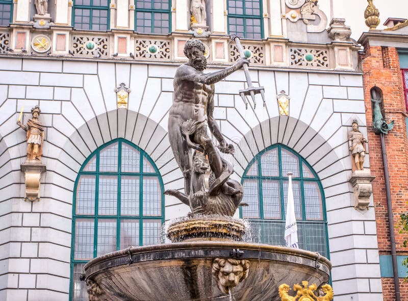 Gdansk/Polen - 30. Juni 2009: Ansicht über die berühmte Skulptur/den Brunnen von Neptun lizenzfreie stockbilder Gdansk/Polen - 30. Juni 2009: Ansicht über die berühmte Skulptur/den Brunnen von Neptun lizenzfreie stockbilder