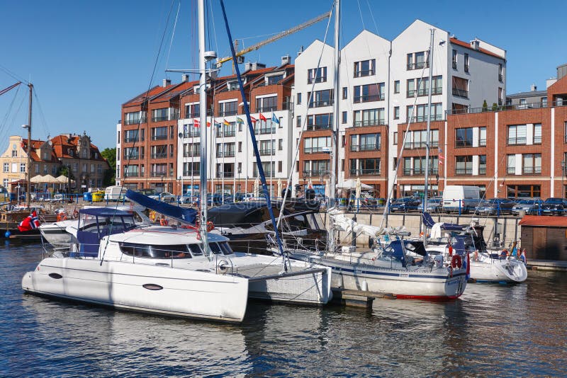 GDANSK, POLEN - 21 maj 2018: Vita yachter parkerade i vattenstadskanalen arkivfoton GDANSK, POLEN - 21 maj 2018: Vita yachter parkerade i vattenstadskanalen arkivfoton