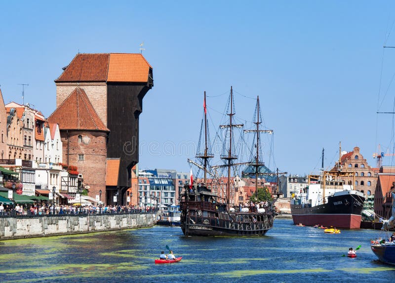 Gdansk, Polen Middeleeuws kraan en piraatschip royalty-vrije stock afbeeldingen Gdansk, Polen Middeleeuws kraan en piraatschip royalty-vrije stock afbeeldingen