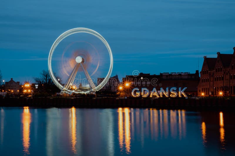 Gdansk πολωνία τροχός λούνα παρκ στην παλιά πόλη του γκντανσκ το βράδυ σκέψη το σούρουπο στην ευρώπη των υδάτων του ποταμού. μεγάλ στοκ εικόνα