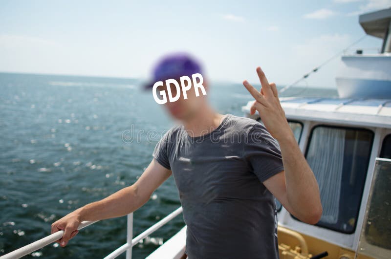 Gdpr, a-mens bevindt zich op het dek dat van een schip dat over de open zee loopt, gezicht door inschrijving van algemene gegeven stock foto's Gdpr, a-mens bevindt zich op het dek dat van een schip dat over de open zee loopt, gezicht door inschrijving van algemene gegeven stock foto's