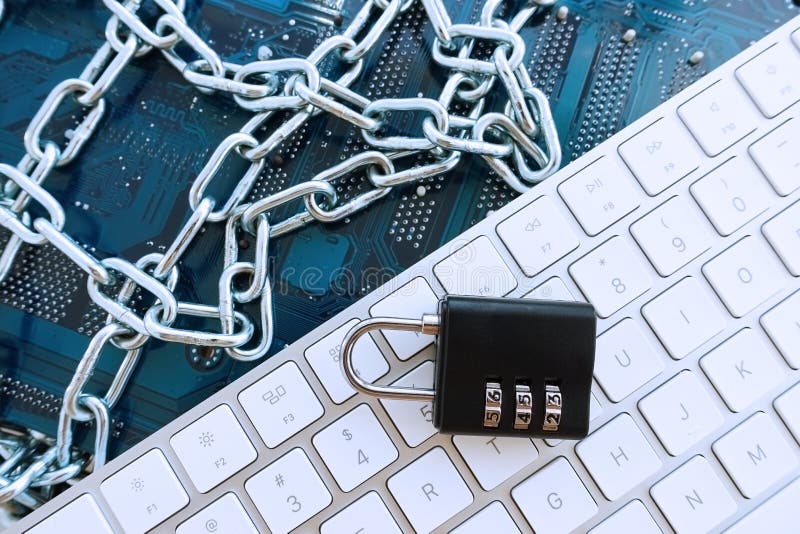GDPR-†„vorgeschriebenes Konzept des allgemeine Daten-Schutzes mit Computermotherboard, weißer Tastatur, metallischer Kette und lizenzfreie stockbilder