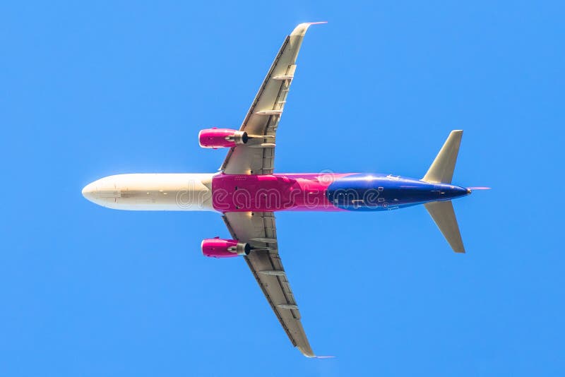 januari Verloren heden Geïsoleerd roze vliegtuig stock foto. Image of vrijheid - 83868776