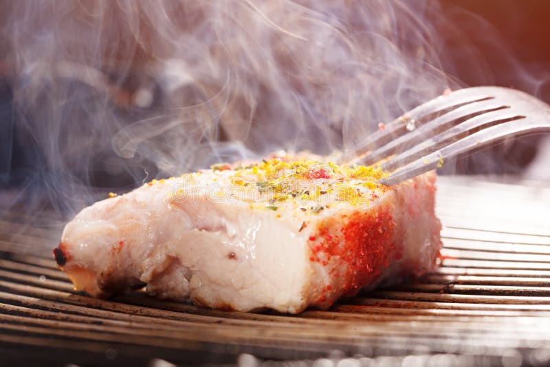 Geassorteerd heerlijk geroosterd vlees op een barbecue