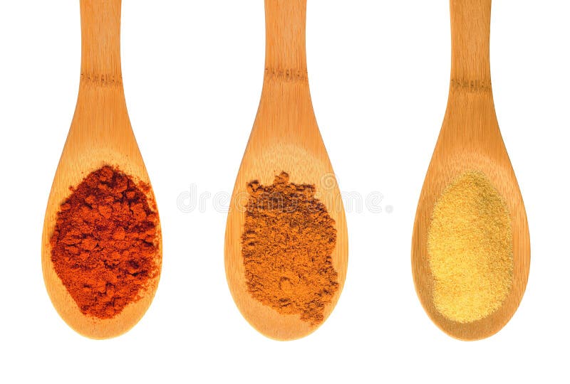 Diverse kruiden en specerijen op lepels stock fotografie