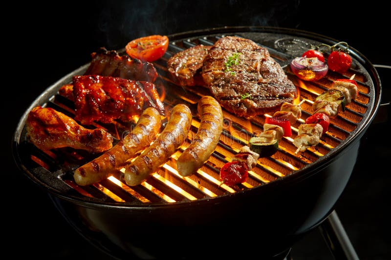 Geassorteerd vlees die over de brand bij BBQ roosteren royalty-vrije stock fotografie Geassorteerd vlees die over de brand bij BBQ roosteren royalty-vrije stock fotografie