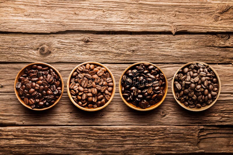 Geassorteerde koffiebonen op een drijfhoutachtergrond