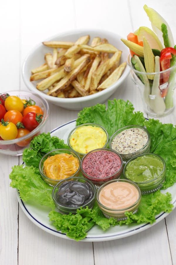 Geassorteerde mayonaisesaus met frieten en rauwe groenten stock foto's Geassorteerde mayonaisesaus met frieten en rauwe groenten stock foto's