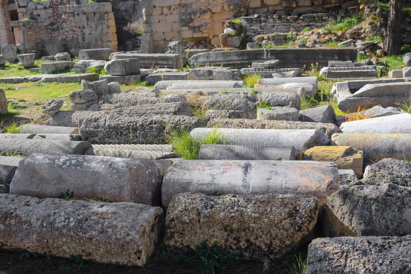 Geassorteerde oude archeologische die pijlers ter plaatse in Corinth Griekenland worden opgesteld - selectieve nadruk royalty-vrije stock foto Geassorteerde oude archeologische die pijlers ter plaatse in Corinth Griekenland worden opgesteld - selectieve nadruk royalty-vrije stock foto