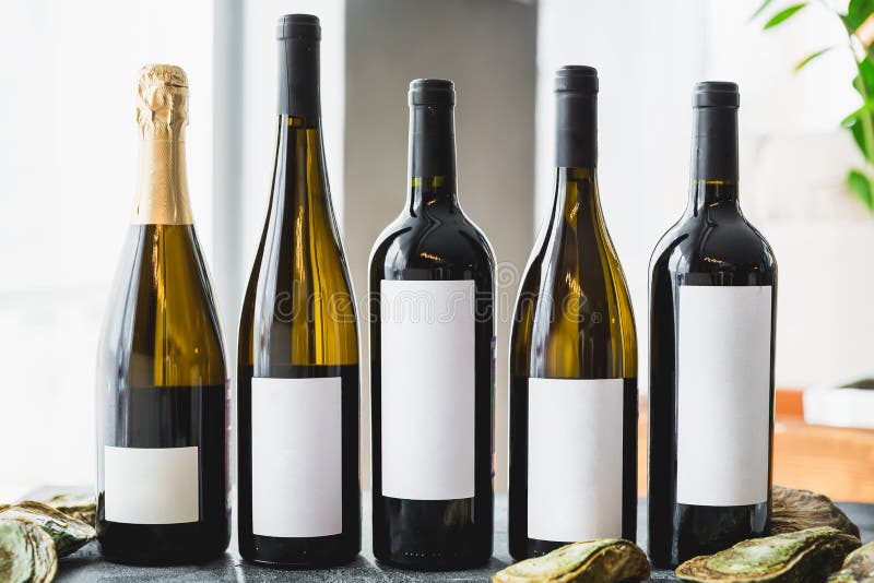 Geassorteerde Wijn in flessen Alcoholische dranken in restaurant royalty-vrije stock afbeeldingen Geassorteerde Wijn in flessen Alcoholische dranken in restaurant royalty-vrije stock afbeeldingen