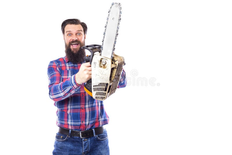 Gebaarde mens die een kettingzaag houden die op een witte achtergrond wordt geïsoleerd stock fotografie Gebaarde mens die een kettingzaag houden die op een witte achtergrond wordt geïsoleerd stock fotografie