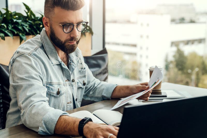 Gebaarde zakenman, blogger zitting in koffie, die op slimme telefoon spreken, die aan laptop werken, freelancer werkend in koffie stock fotografie Gebaarde zakenman, blogger zitting in koffie, die op slimme telefoon spreken, die aan laptop werken, freelancer werkend in koffie stock fotografie