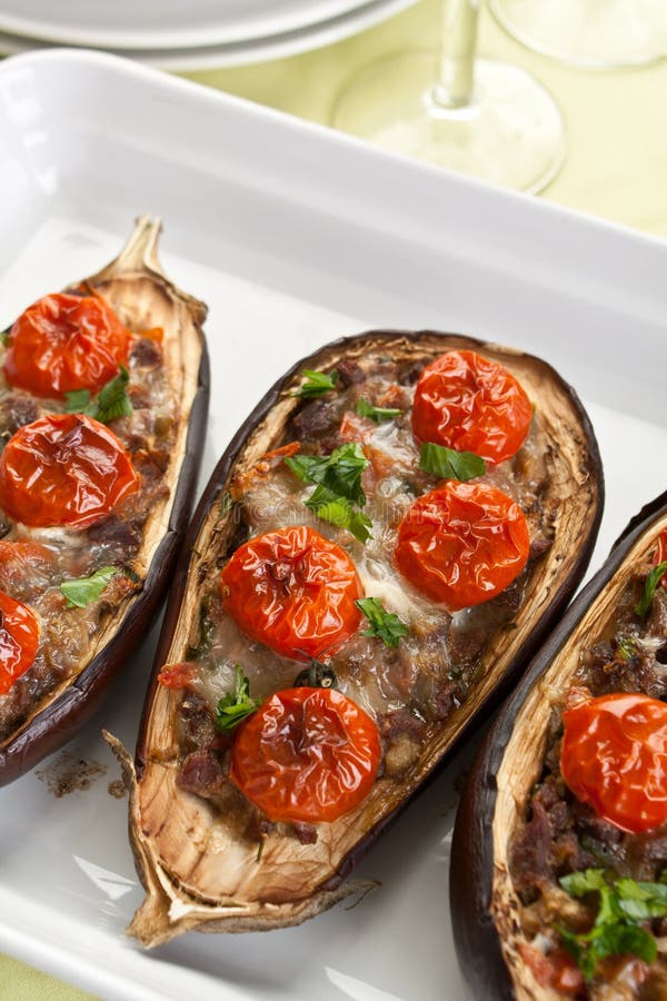 Gebackene Aubergine Mit Tomatensauce Stockfoto - Bild von gabel ...