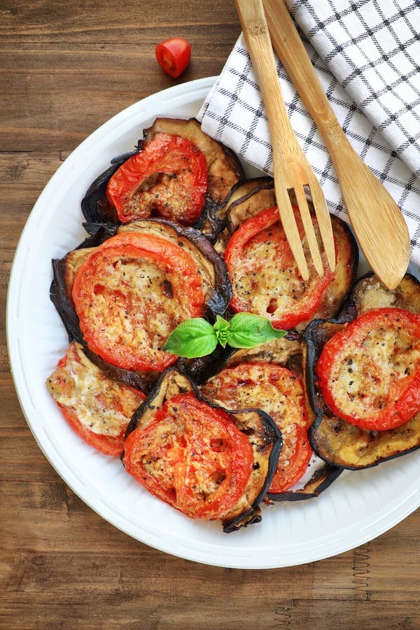 Gebackene Aubergine Mit Tomaten Stockfoto - Bild von grill, gesund ...