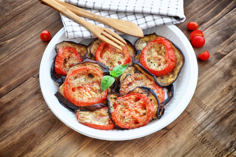 Gebackene Aubergine Mit Tomaten Stockfoto - Bild von tomaten, gebackene ...