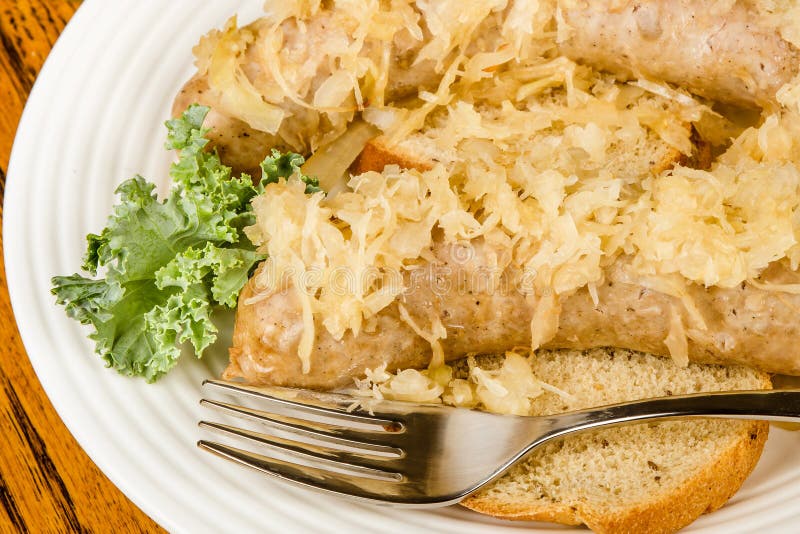 Gebackene Bratwurst Mit Sauerkraut Stockfoto Bild von