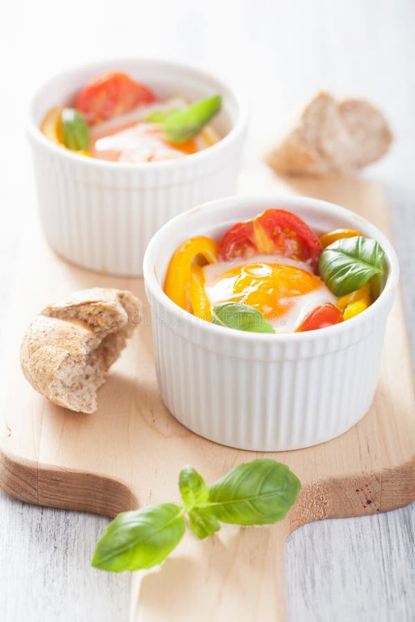 Gebackene Eier mit Tomaten und Paprika lizenzfreie stockfotografie Gebackene Eier mit Tomaten und Paprika lizenzfreie stockfotografie