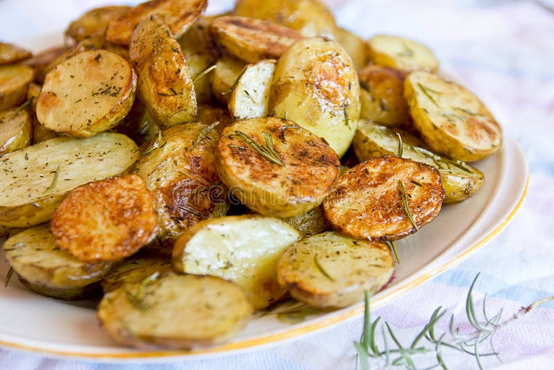 Gebackene Kartoffeln stockfoto. Bild von gemüse, kartoffeln - 30607098