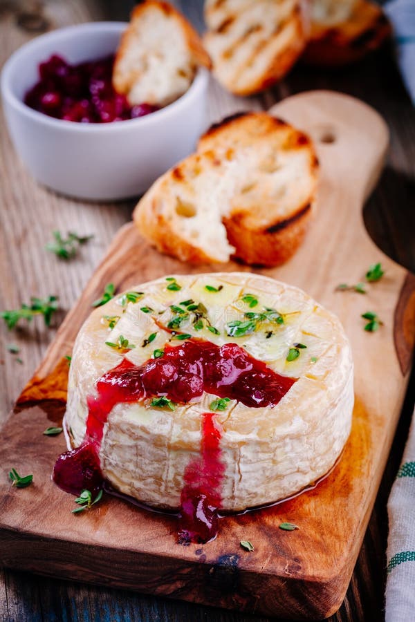 Gebackener Camembert Mit Preiselbeersoße Und Thymian Stockfoto - Bild ...