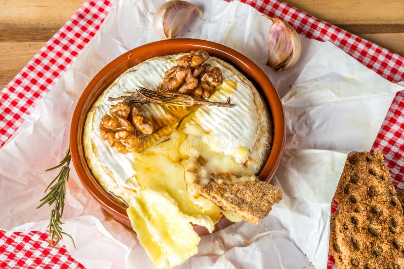 Gebackener Camembert Mit Knoblauch U. Rosemary Stockbild - Bild von ...