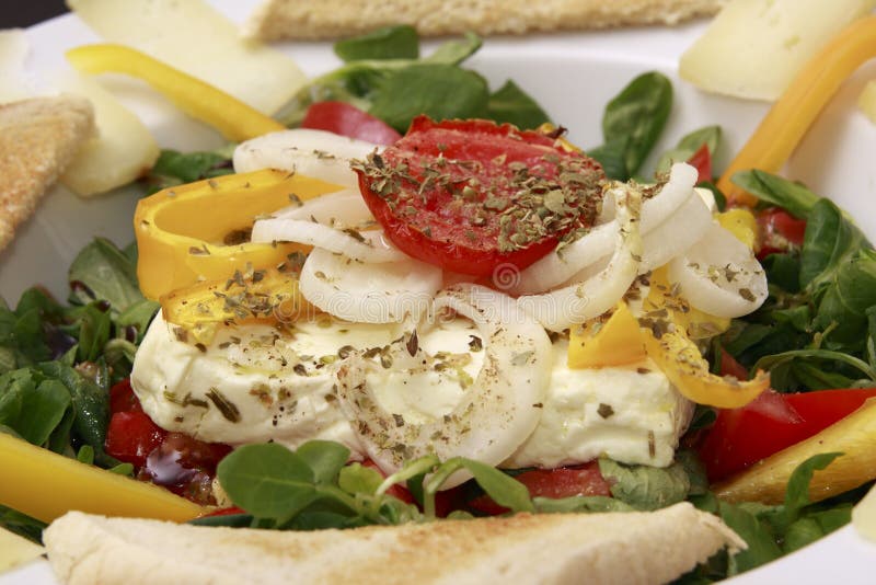 Gebackener Fetakäse auf Feldsalat stockfoto Gebackener Fetakäse auf Feldsalat stockfoto