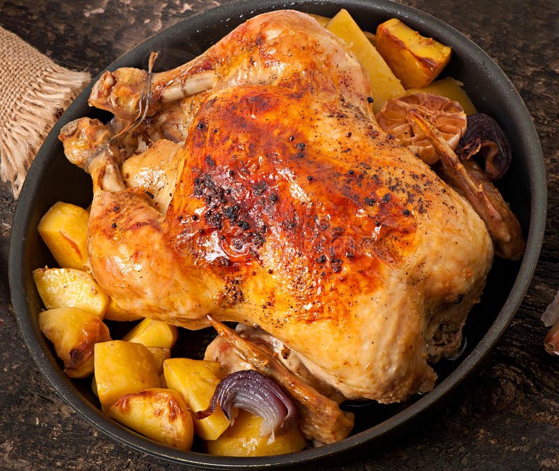 Gebackenes Ganzes Huhn Mit Kartoffeln Stockfoto - Bild von huhn, rustic ...