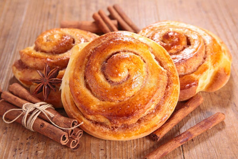 Gebackenes Zimtbrötchen lizenzfreies stockbild