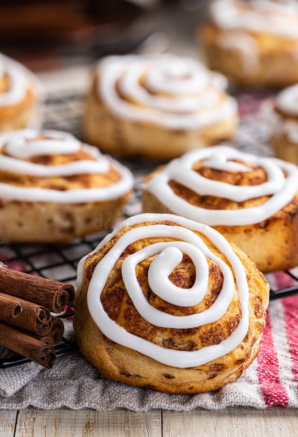 Gebackenes Zimtgebäck mit weißer Zuckerglasur stockfotos