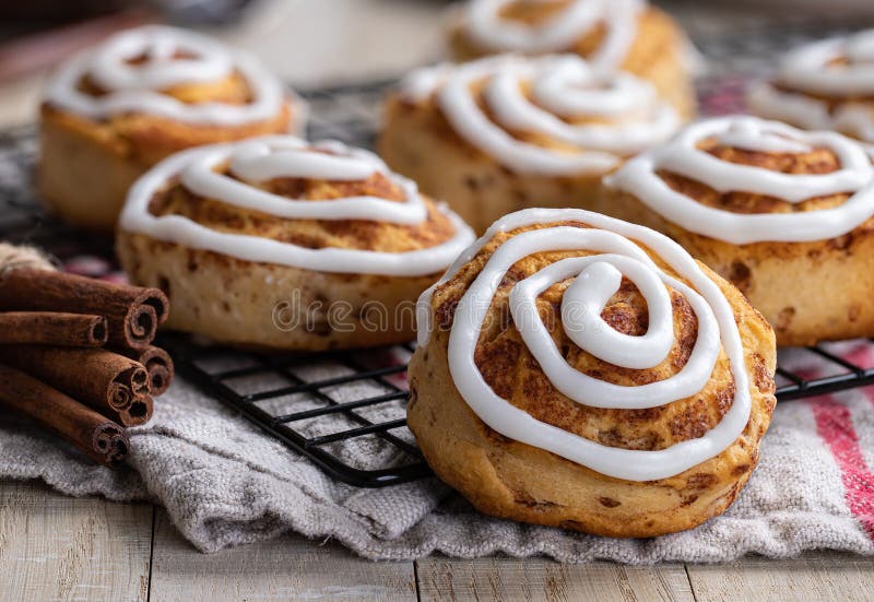Gebackenes Zimtgebäck mit weißer Zuckerglasur stockfoto