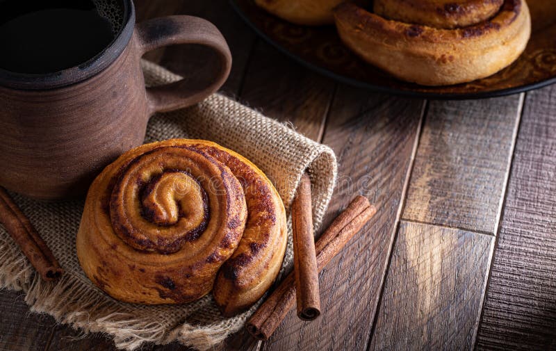Gebackenes Zimtgebäck und Tasse Kaffee stockfotos