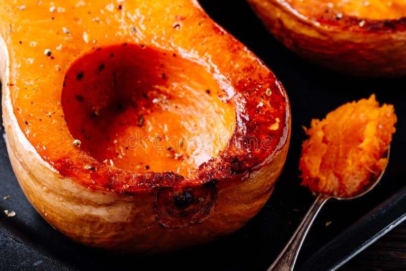 Gebakken butternut pompoenpompoen, ingrediënt voor een warme dalingssoep royalty-vrije stock fotografie Gebakken butternut pompoenpompoen, ingrediënt voor een warme dalingssoep royalty-vrije stock fotografie