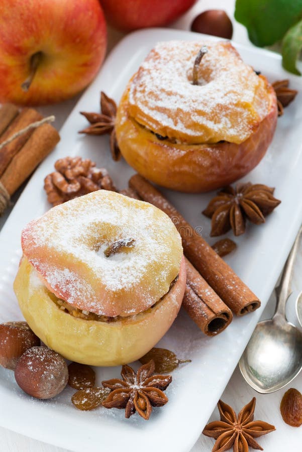 Gebakken die appelen met gedroogd fruit, noten en kwark worden gevuld stock fotografie Gebakken die appelen met gedroogd fruit, noten en kwark worden gevuld stock fotografie