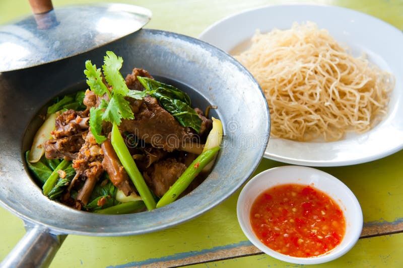Gebakken gans met Chinese noedel en saus royalty-vrije stock foto's Gebakken gans met Chinese noedel en saus royalty-vrije stock foto's