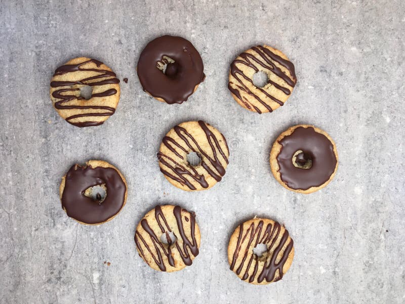 Gebakken gluten vrije minichocolade donuts royalty-vrije stock afbeeldingen Gebakken gluten vrije minichocolade donuts royalty-vrije stock afbeeldingen