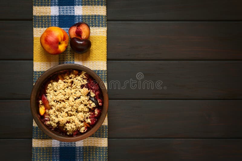 Gebakken Pruim en Nectarinekruimeltaart stock afbeeldingen Gebakken Pruim en Nectarinekruimeltaart stock afbeeldingen