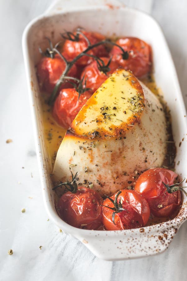 Gebakken ricotta met kersentomaten royalty-vrije stock foto's