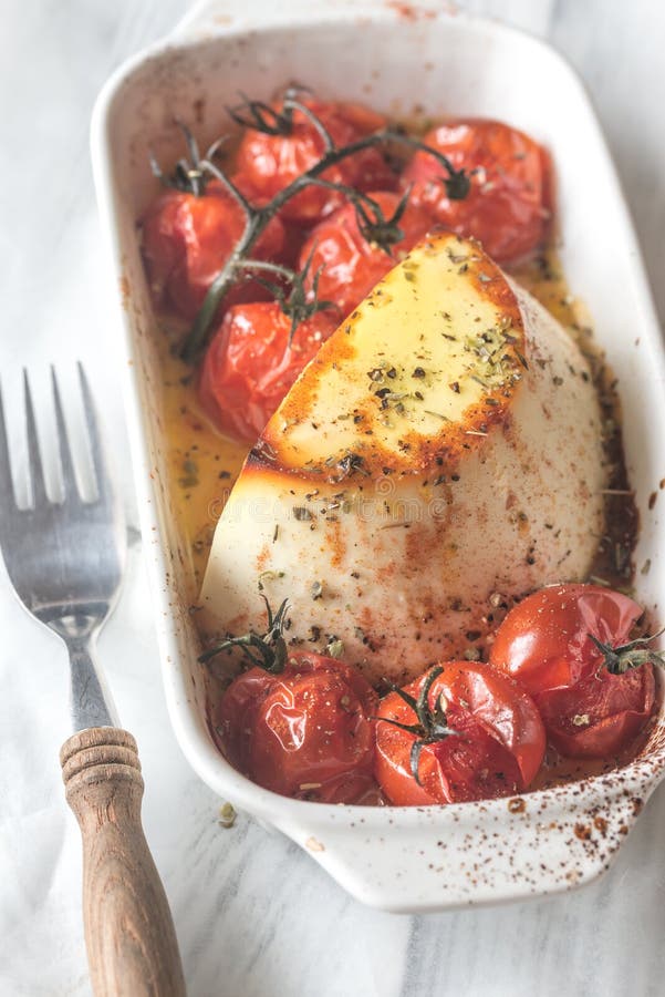 Gebakken ricotta met kersentomaten stock fotografie
