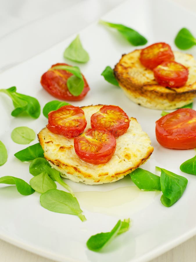 Gebakken ricotta met tomaten stock fotografie