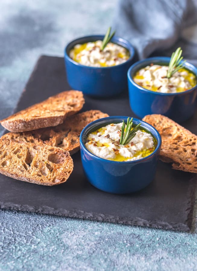 Gebakken ricotta met toosts royalty-vrije stock afbeelding