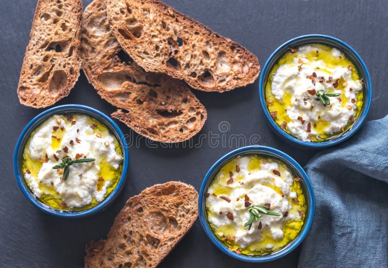 Gebakken ricotta met toosts royalty-vrije stock afbeeldingen