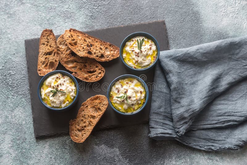 Gebakken ricotta met toosts royalty-vrije stock afbeelding