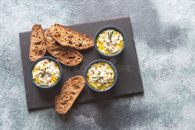 Gebakken ricotta met toosts stock fotografie