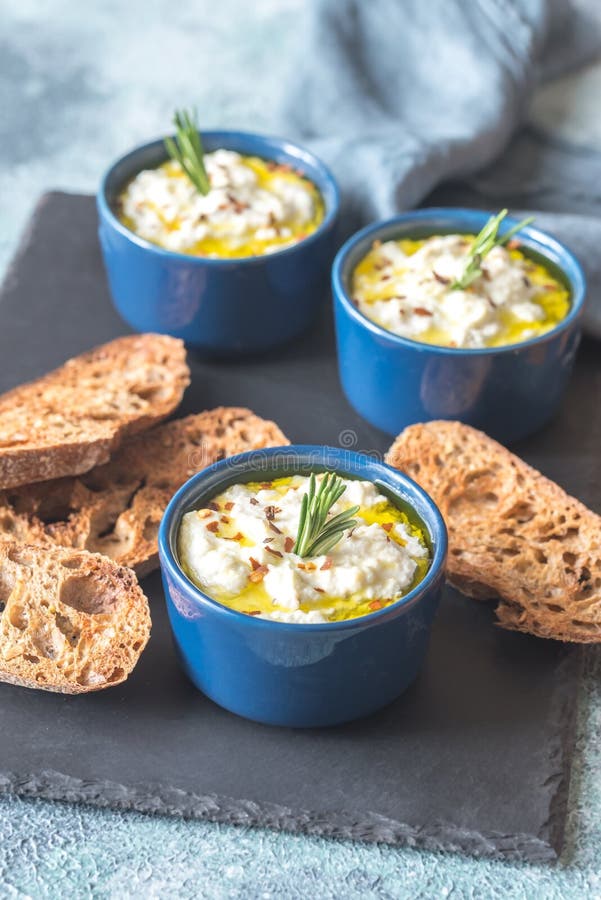 Gebakken ricotta met toosts stock fotografie